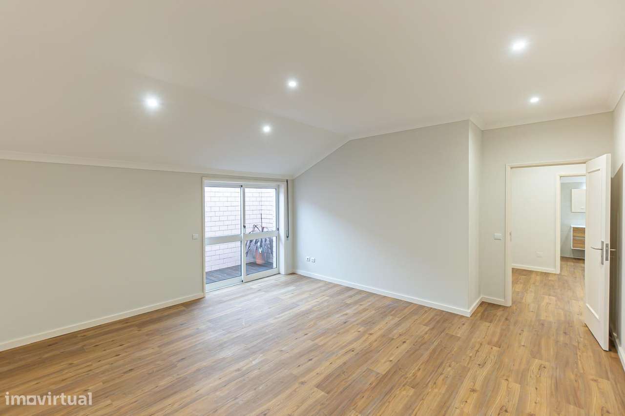 T4 DUPLEX COBERTURA,196 m², 4 Varandas/Solários, Garagem em Arcozelo-19