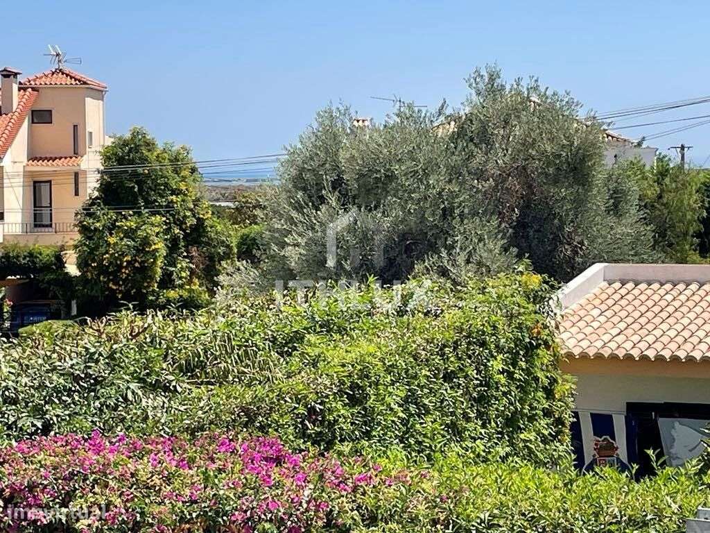Villa de luxo impecavelmente apresentada com piscina e jardins em Tavi-32