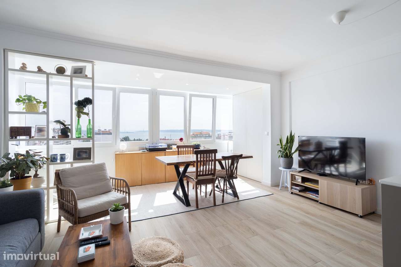 Apartamento T2 Remodelado com Vista Desafogada sobre o Tejo no Centro-0