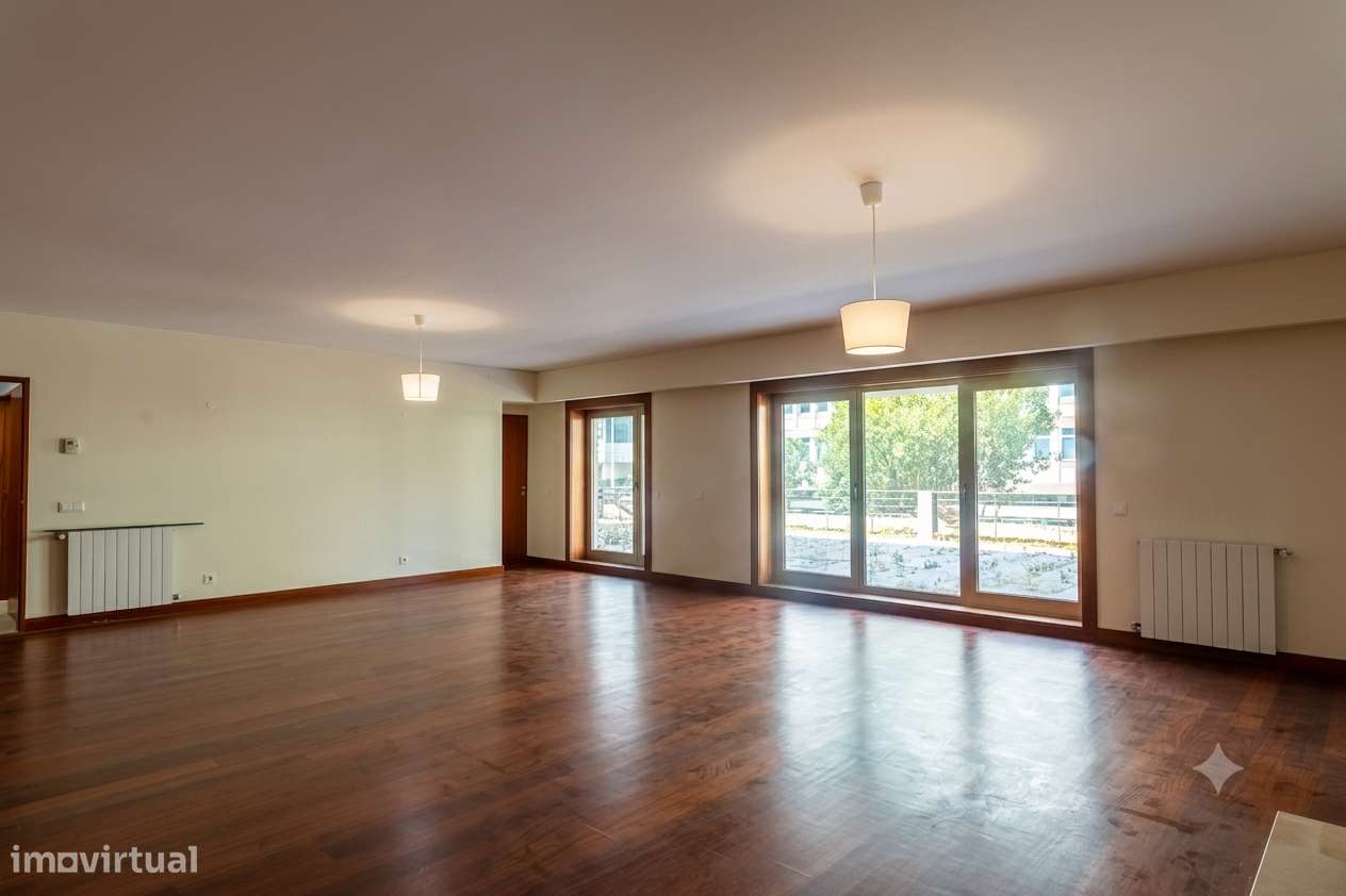 Apartamento T5 com 4 casas de banho e garagem-16