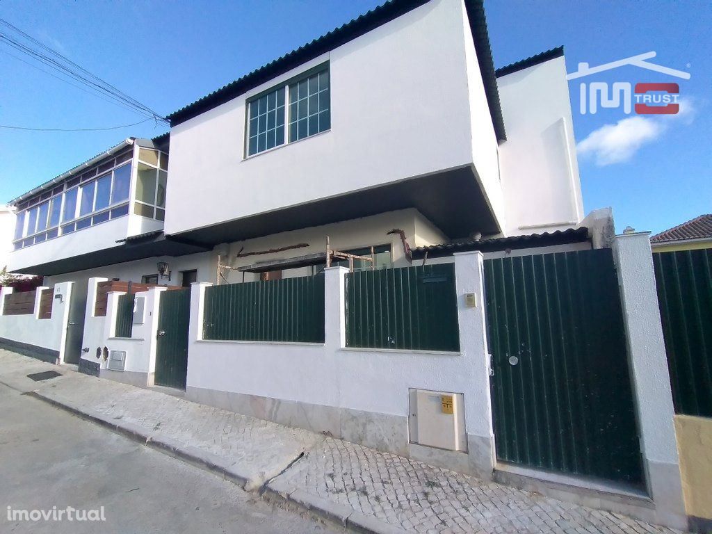 Moradia T3+3 Triplex na Madorna - Parede