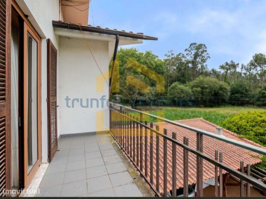 Moradia T4 de 4 Frentes Renovada inserida num lote de 1450m2 | Laún...-29