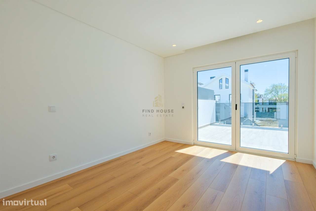 Moradia T4 de luxo em Condomínio Privado com Piscina e Jardim em São P-9