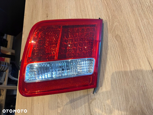 LAMPA PRAWA PRAWY TYŁ TYLNA W KLAPE AUDI A8 D3 - 2