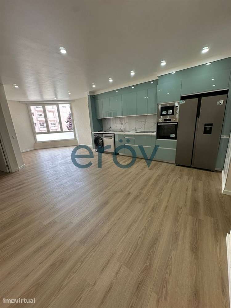 Apartamento T1+1 Totalmente Renovado a Poucos Passos do Mar | Caxinas,-0