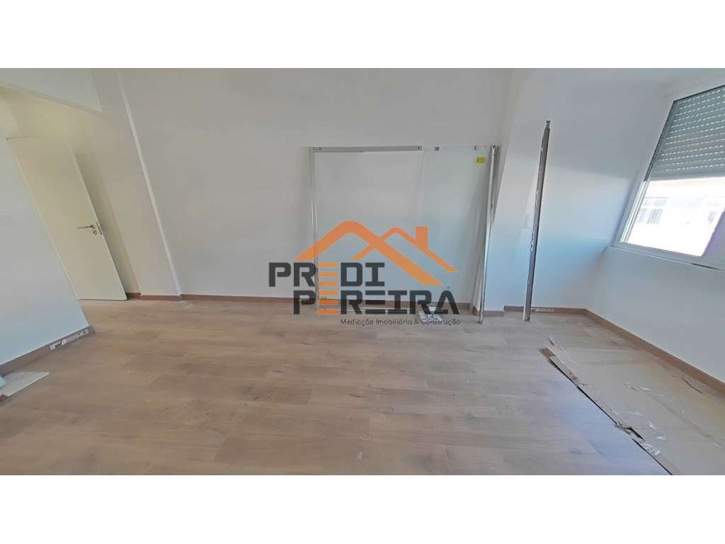 Imóvel T3, totalmente remodelado, com acabamentos de qualidade.-18