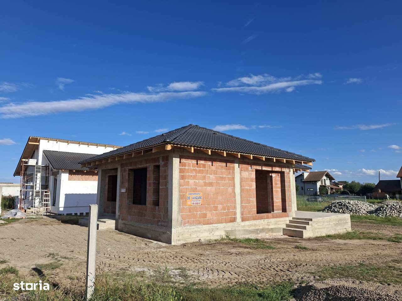 Casa la rosu pe un nivel-3