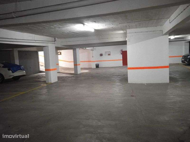 PARQUEAMENTO NA ZONA CENTRAL DO CACÉM - Grande imagem: 4/5