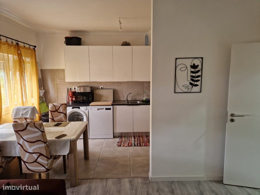 T2 Completamente Renovado - Vende-se com Cozinha Equipada