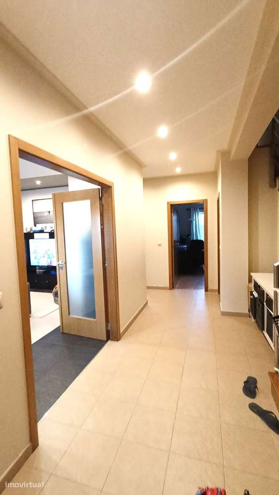 Moradia T3 em banda | 2 pisos e quintal, estimada | área  de 214m2-7