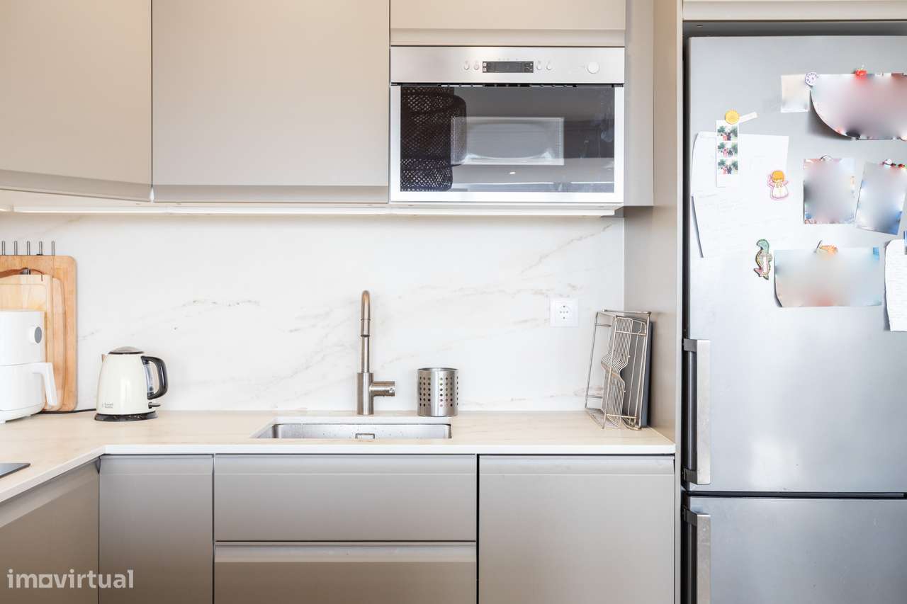 Apartamento T2 Remodelado com Vista Desafogada sobre o Tejo no Centro-11