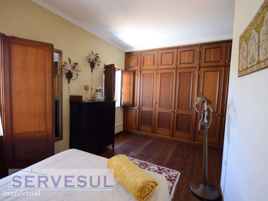 Excelente Oportunidade de Investimento! 1º Andar Duplex de uma Casa...-16