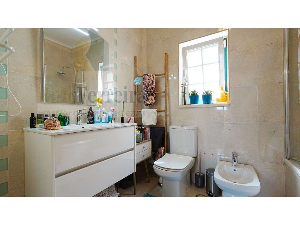 Moradia T3 localizada em São Pedro da Cadeira com jardim-25