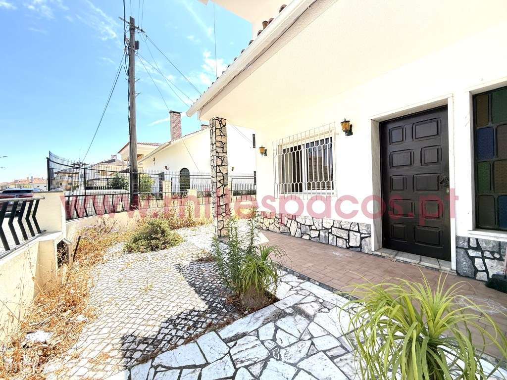 Moradia V6 com Garagem Centro da Cidade-50