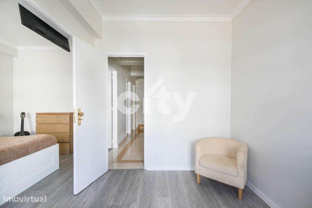 Apartamento T3 localizado em zona central de Massamá junto à Escola Se-20