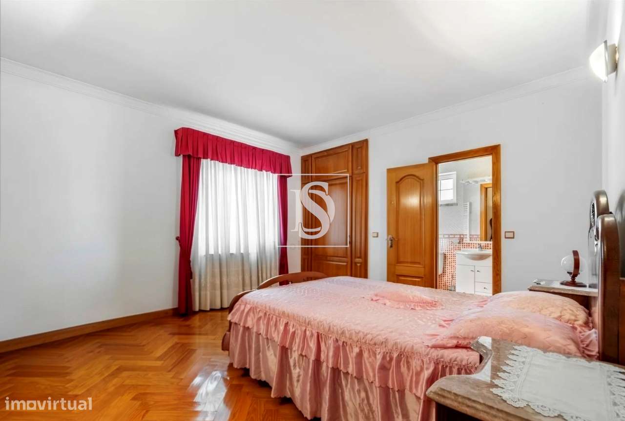 Moradia Independente T6 com 6 suítes e Piscina-25