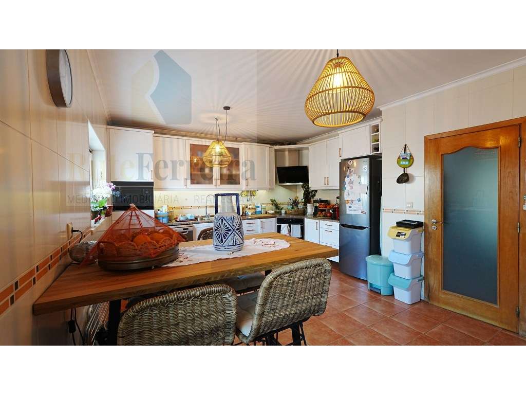 Moradia T3 localizada em São Pedro da Cadeira com jardim-5