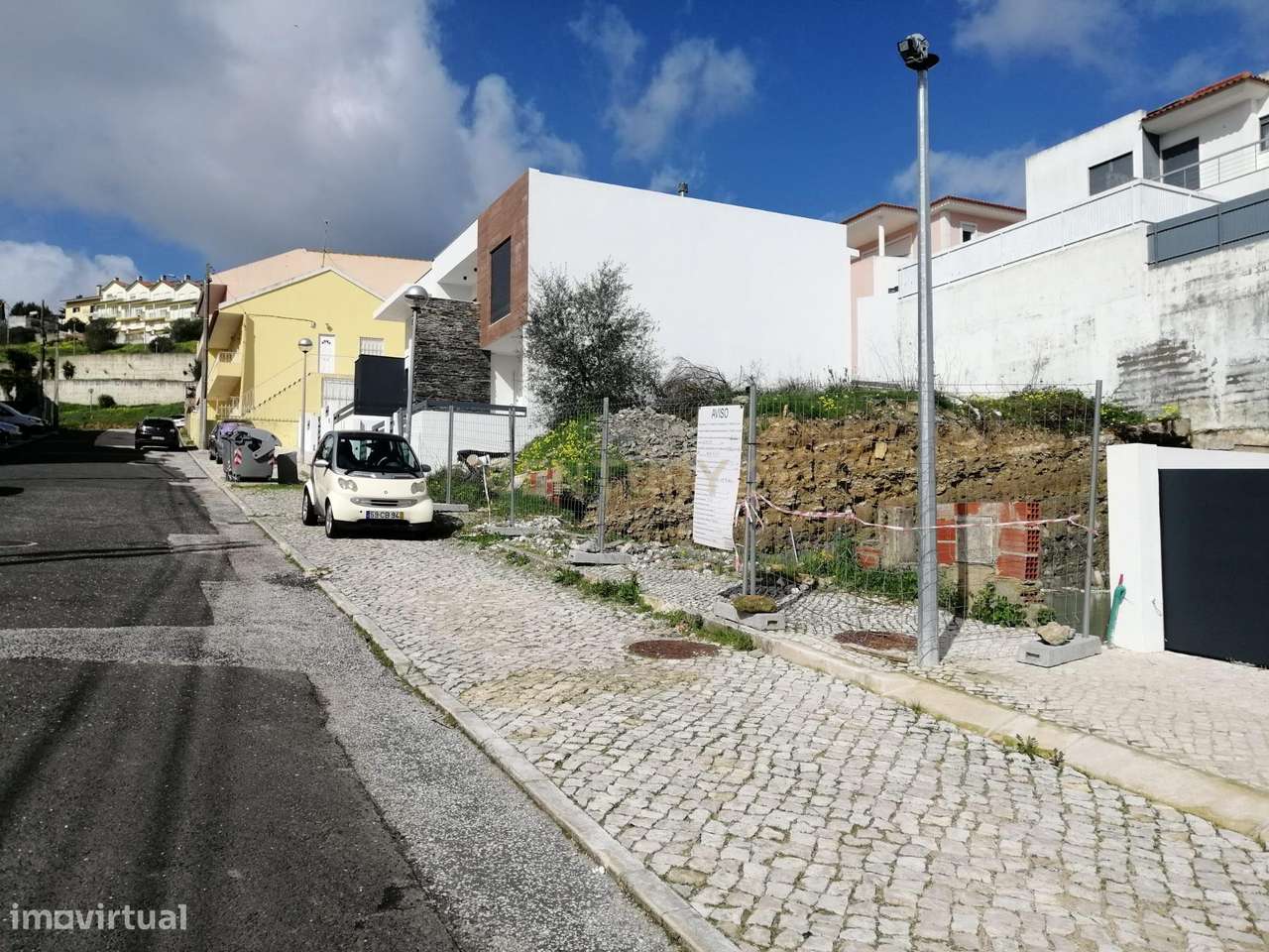 Terreno em Caneças, Rua José Ferreira Roriz, com moradia T3 em constru - Grande imagem: 2/18