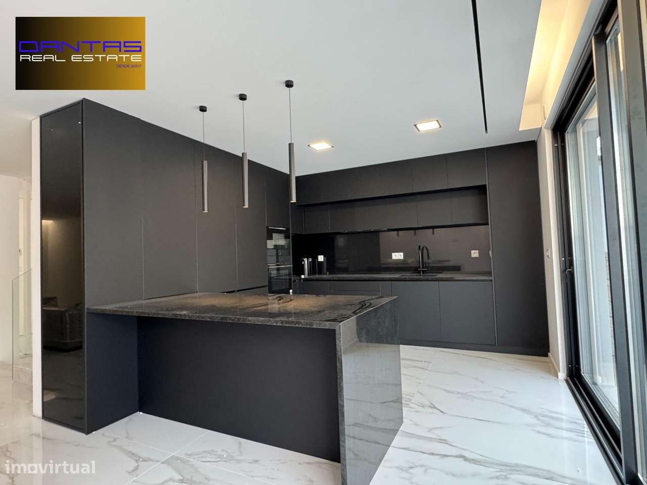 Gaveto T4 já com a estrutura concluída, lote 400m2-17