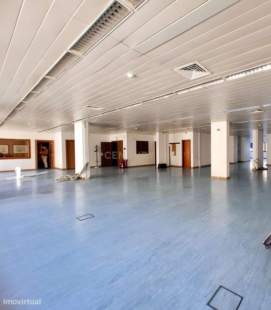 Escritório para arrendamento 448 m² / 2 lugares de estacionamento – La - Grande imagem: 3/34