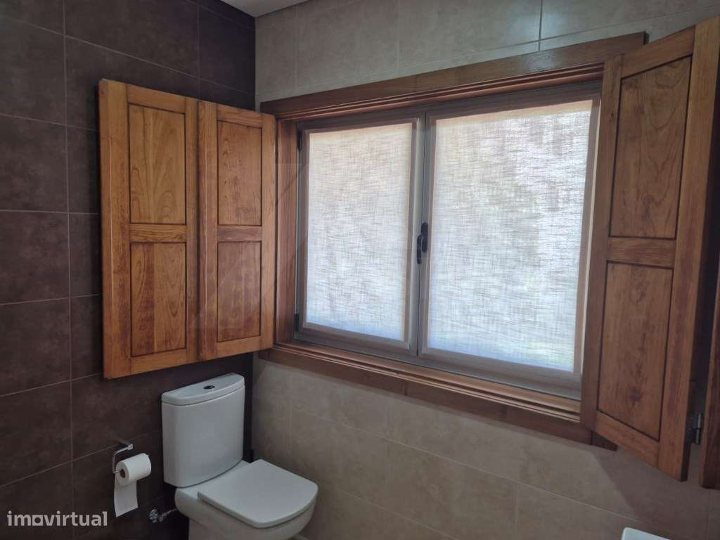 Moradia T4 com Suite, Jardim e Garagem - Centro de Ponte de Lima-42
