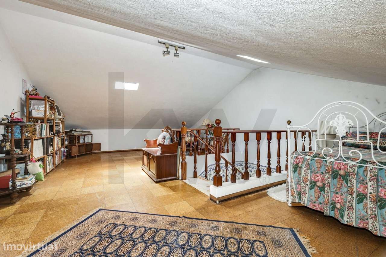 Moradia T6 em Sintra com jardim, garagem e vista de mar ao fundo-23