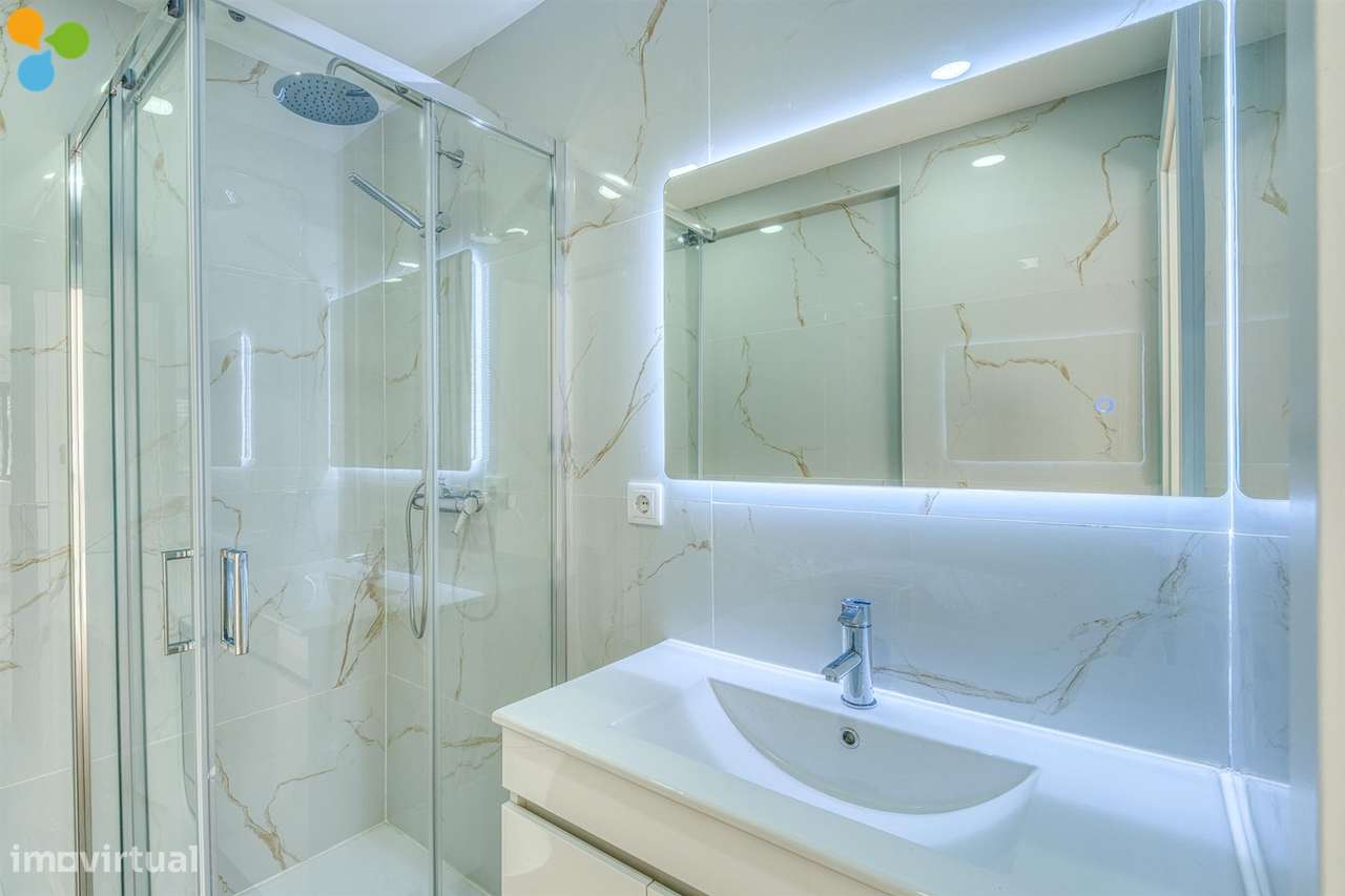 T2+1 Renovado com Varandas e Lugar de Garagem | Próximo da Rotunda da-21