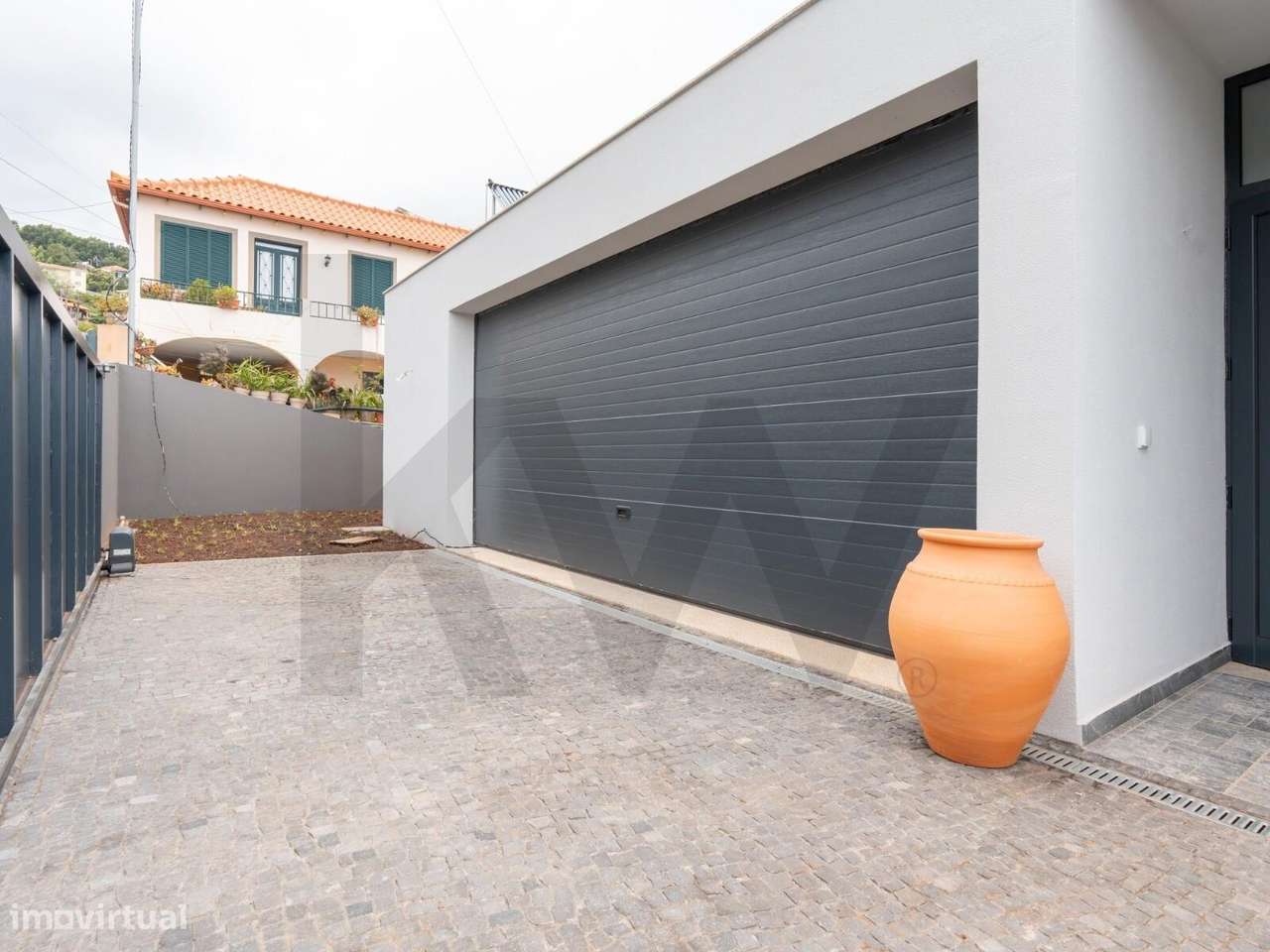 MORATIA T2 , TERREA COM GARAGEM PARA 2 CARROS E AREA DE JARDIM - Grande imagem: 3/18