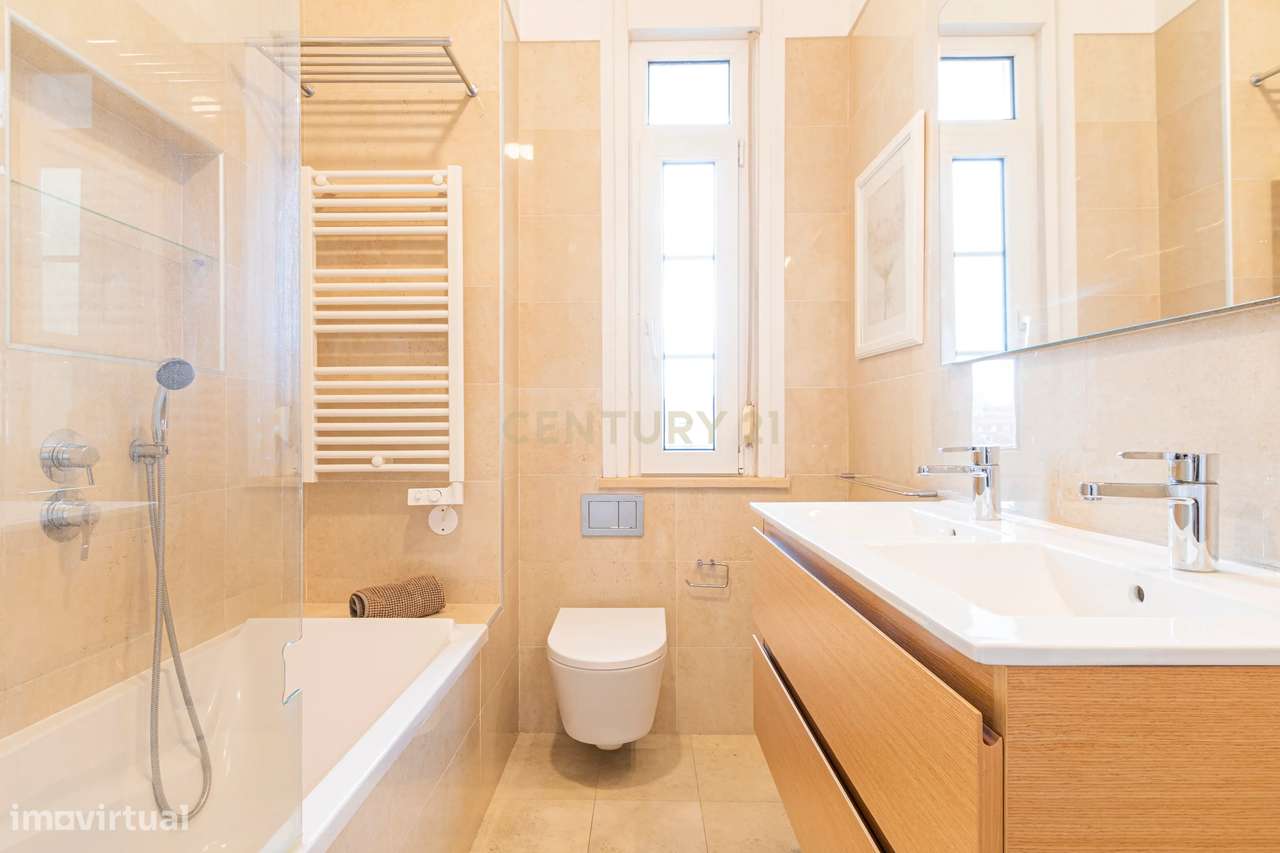 Descubra o Charme da Rua da Bombarda: T3 com Terraço e Vista Deslumbra-18