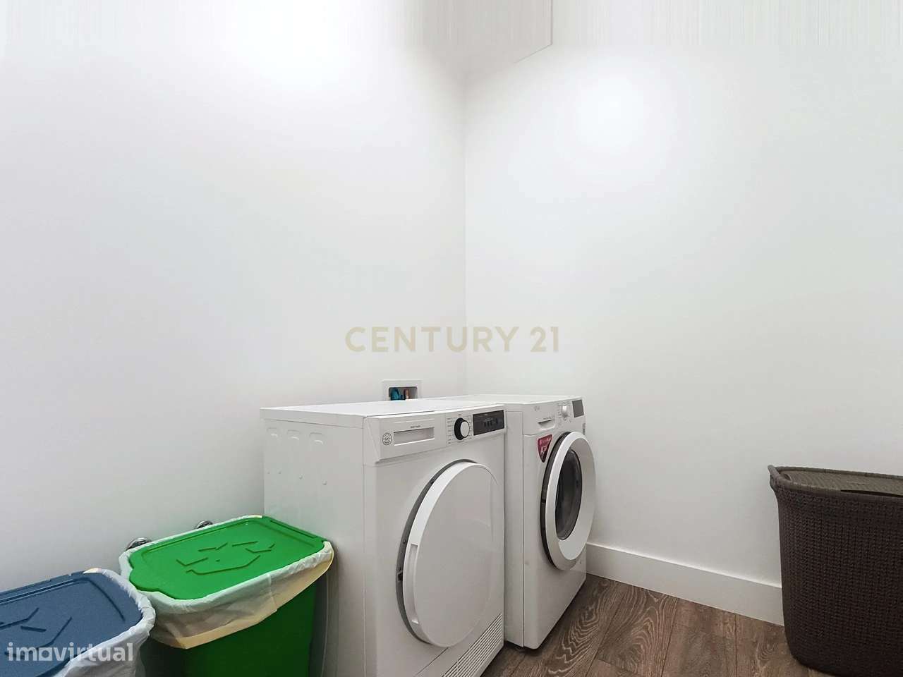 Moradia Moderna com Piscina + Apartamento Independente | Construção 20-31