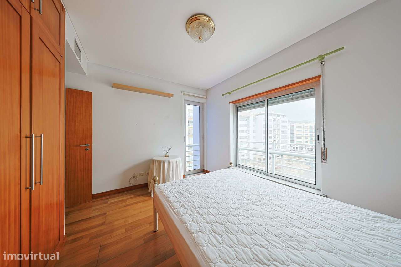 Apartamento T3 na Avenida D. João III para venda-11