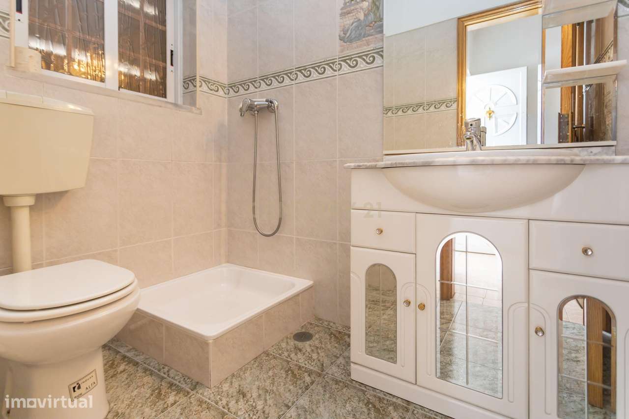 Moradia de 6 assoalhadas em lote de 500 m2-16