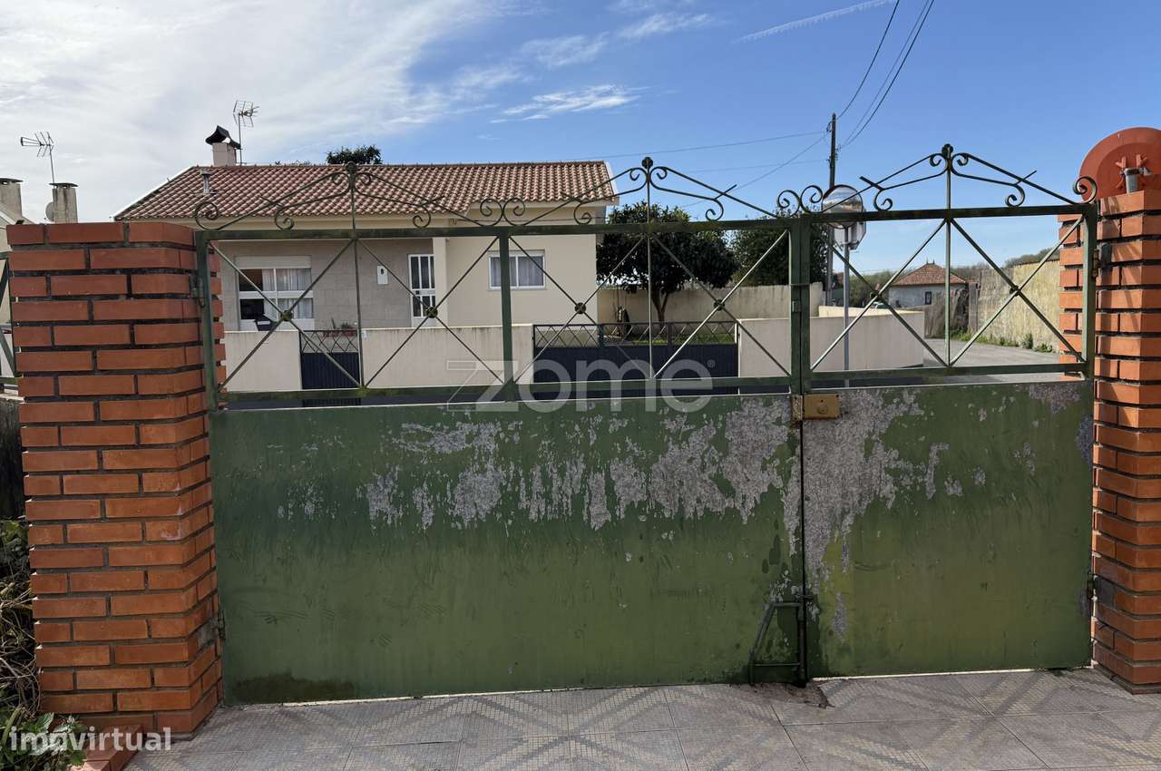 Moradia com terreno e anexos-8