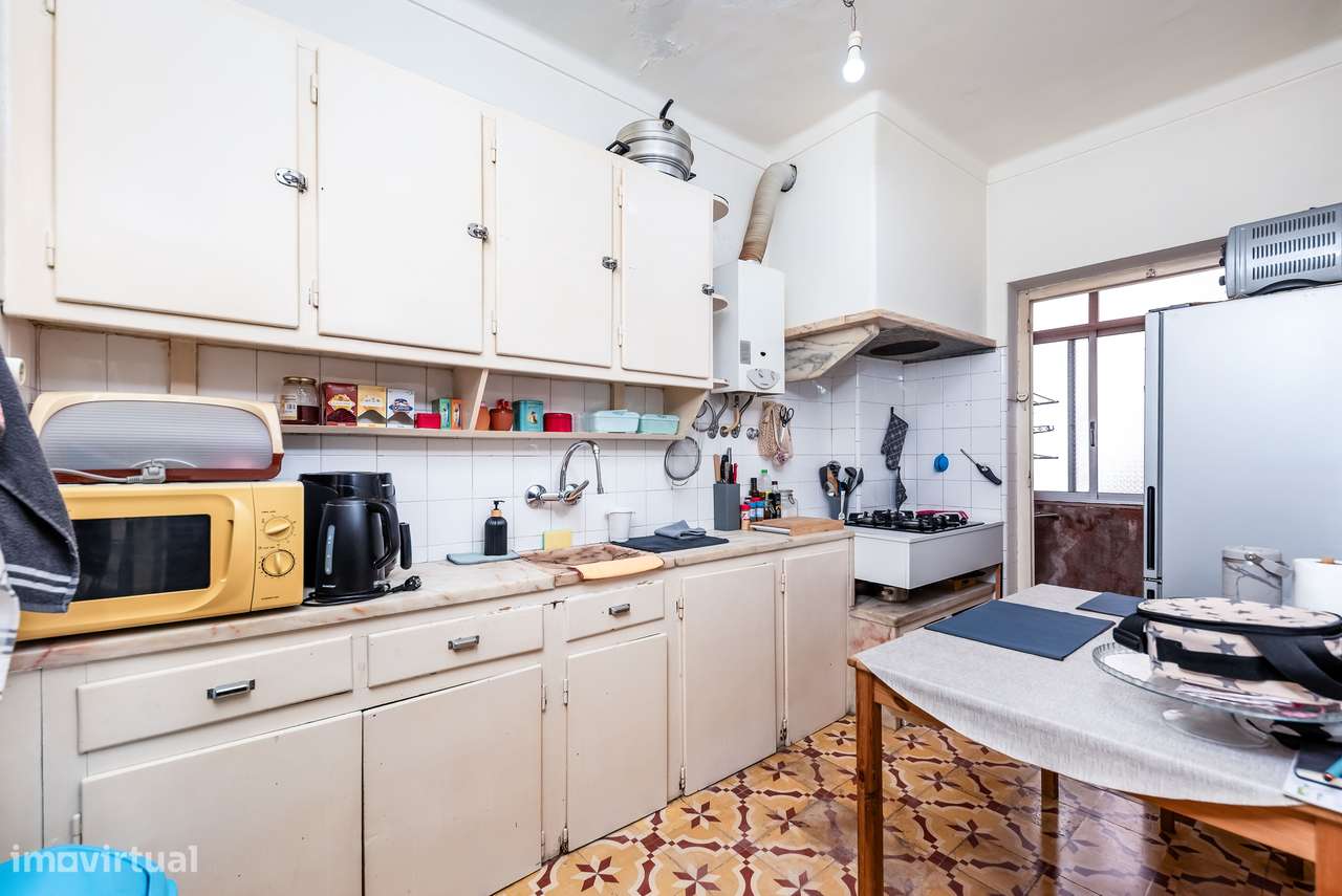 Luminoso Apartamento T2 (com Potencial para T3) na Av. José Elias Garc-13