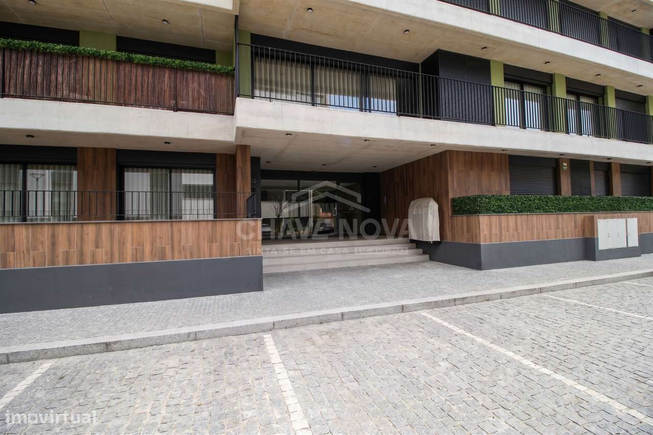 T2 Como Novo c/ Terraço em Santa Marinha (Candal)-27