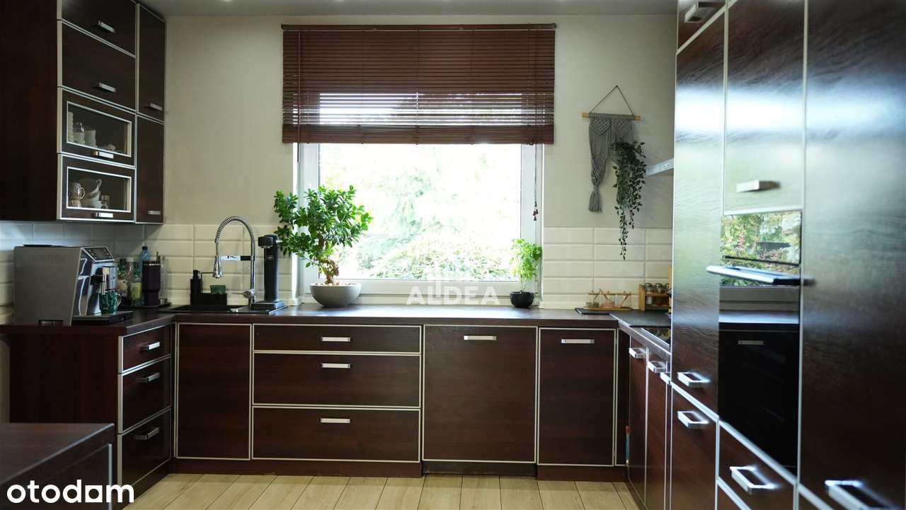 Zadbany Dom w Genialnej Lokalizacji-13