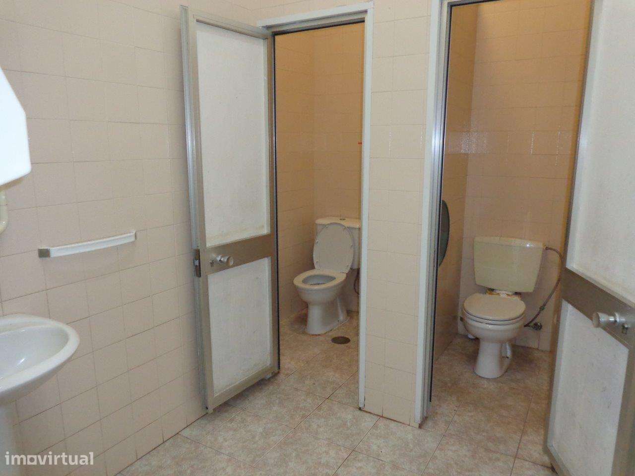 Armazém com 1100m2 área, com logradouro - Serzedo-15