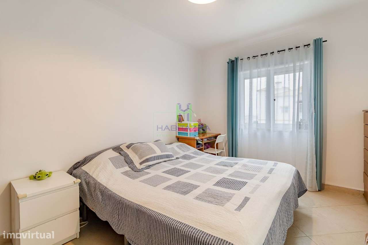 Apartamento T3 no último Piso, com 3 Frentes e Vistas Desafogadas em L-16