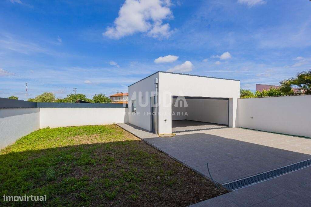 Moradia T4 com Design Contemporâneo e Acabamentos Premium-24