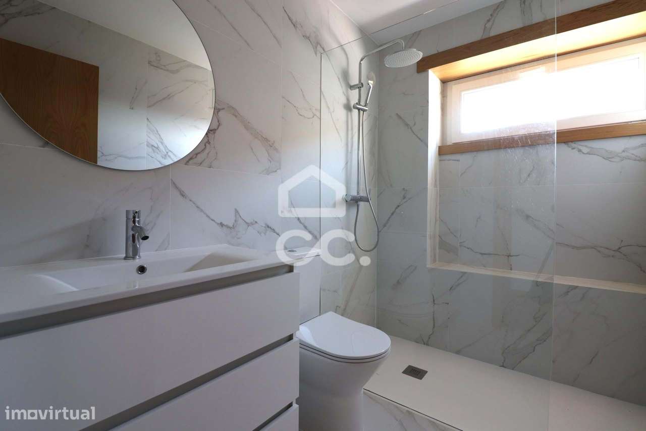 Moradia totalmente remodelada com 6 apartamentos T2 junto à Dias da Si-11