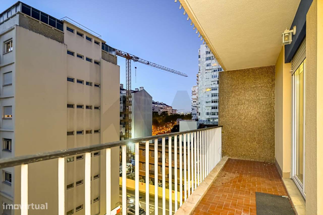 Oportunidade Única em S. Domingos de Benfica: T4 com Potencial e Local-11