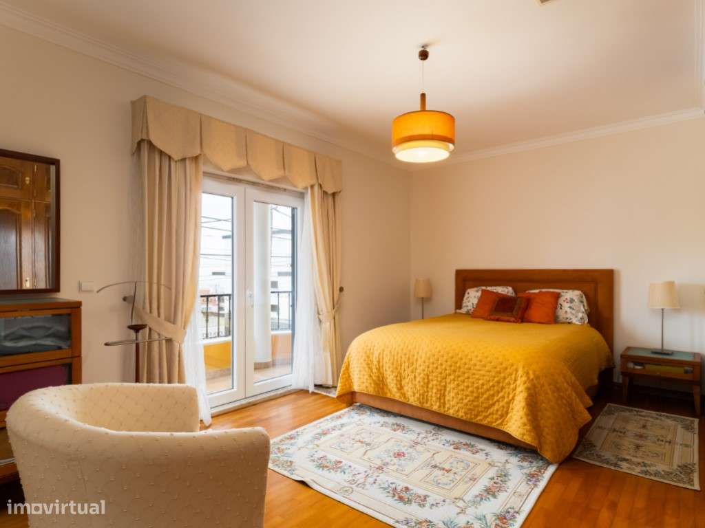 Moradia T4+1 localizada no bairro do 'Casal Novo'.-11