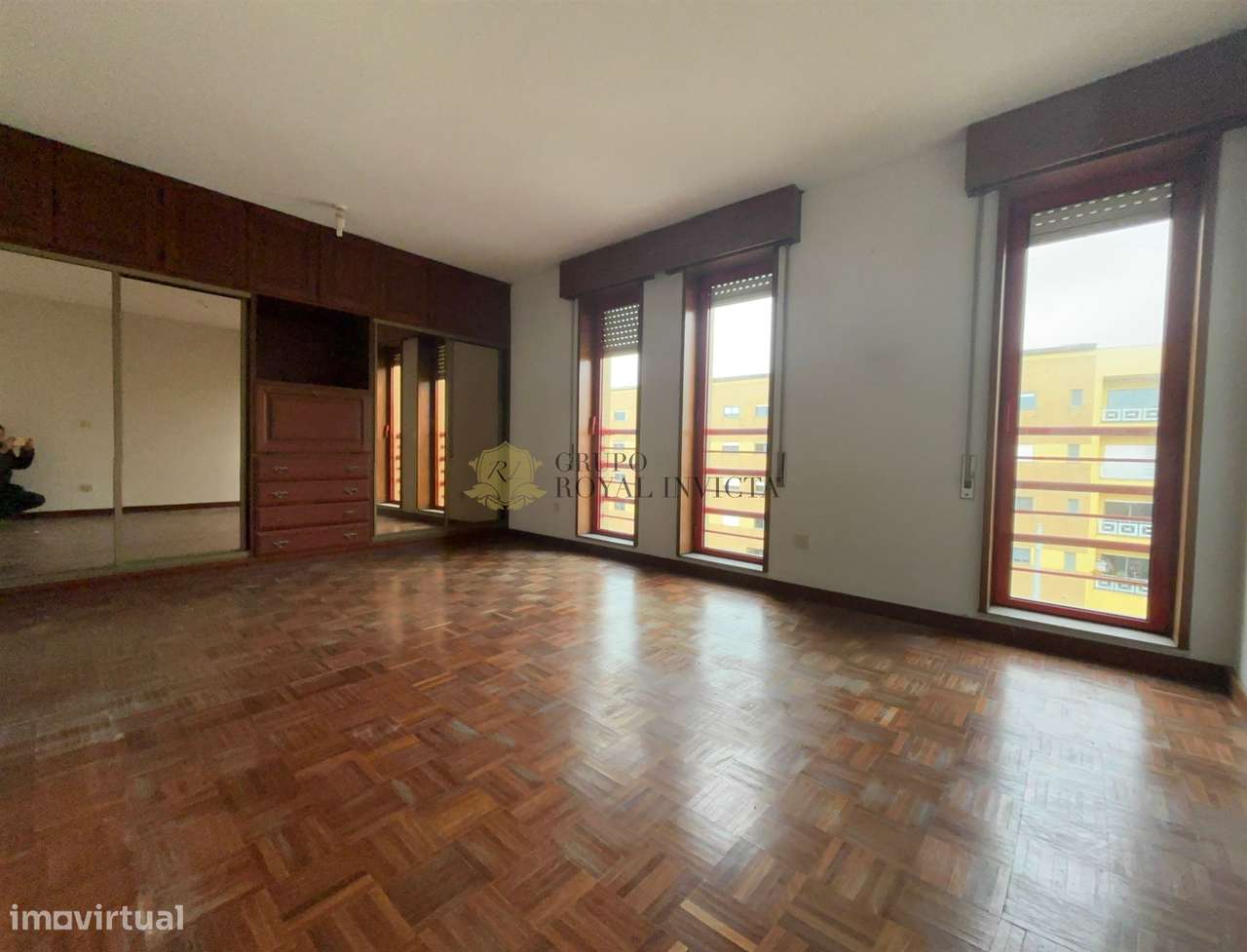 Apartamento T3  com Box Fechada e Varanda junto ao metro -  Senhora da-12