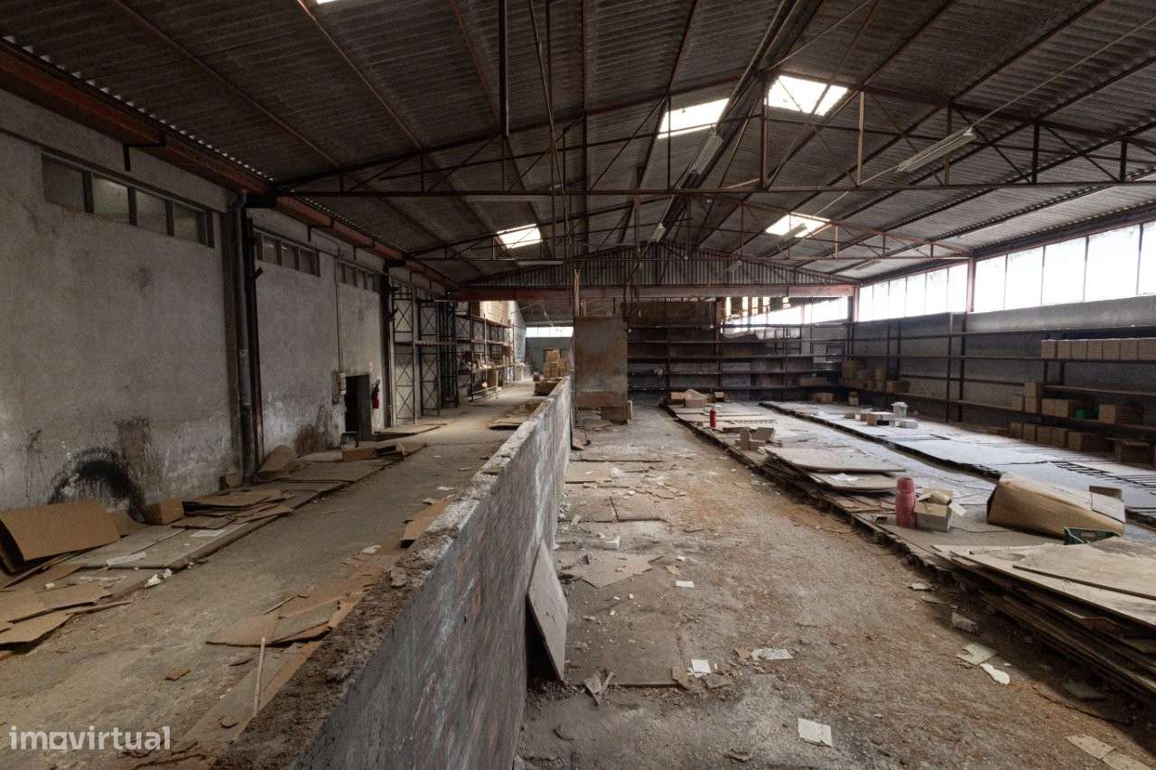 Armazéns com uma área de 5.270m2, em terreno com 14.000m2.-21