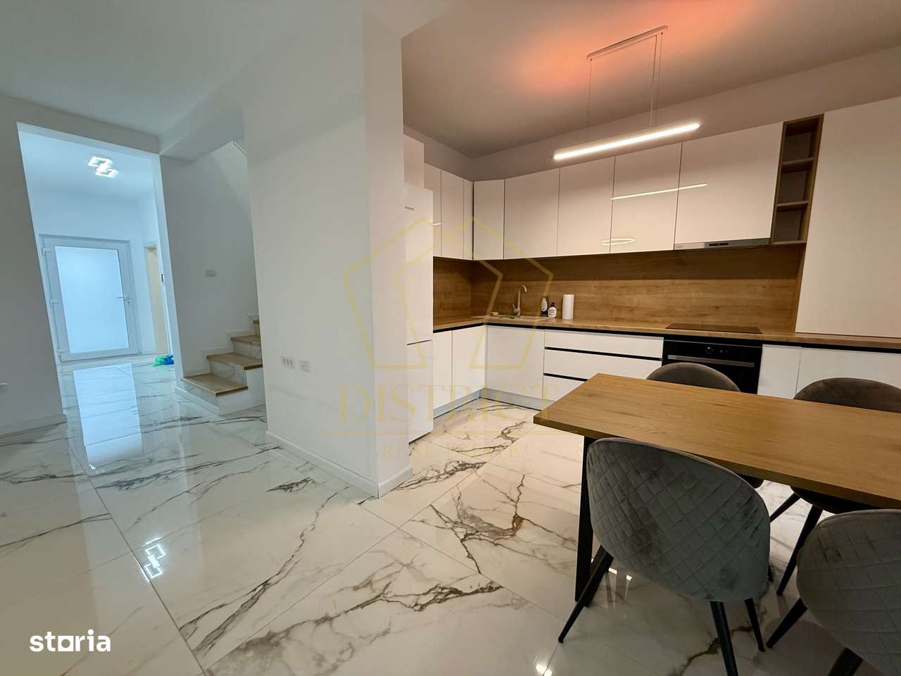 Duplex despartit prin garaj cu 5 camere  |  Dumbravita - Imagine principală: 3/16