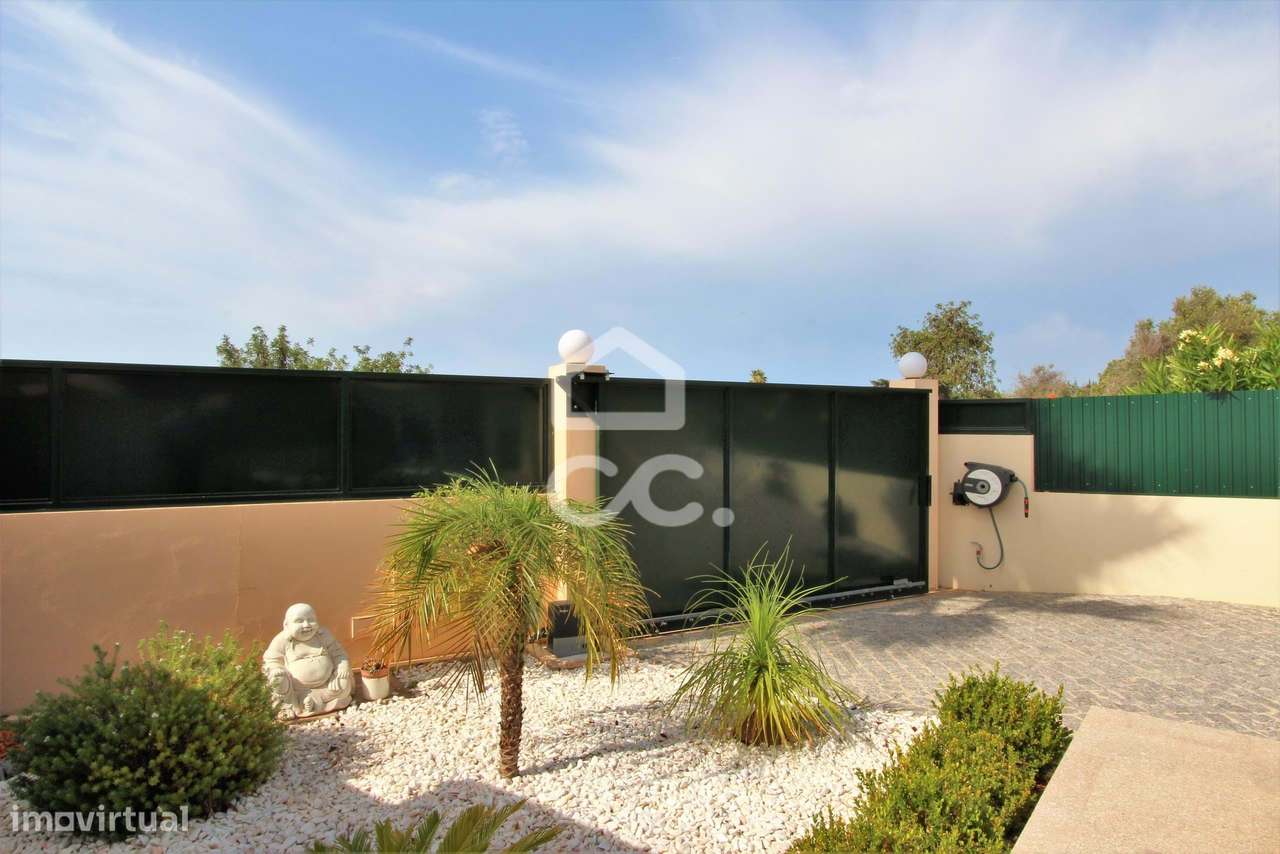 Venda com reserva de usufruto vitalício - Moradia T3 com piscina em Ar-40