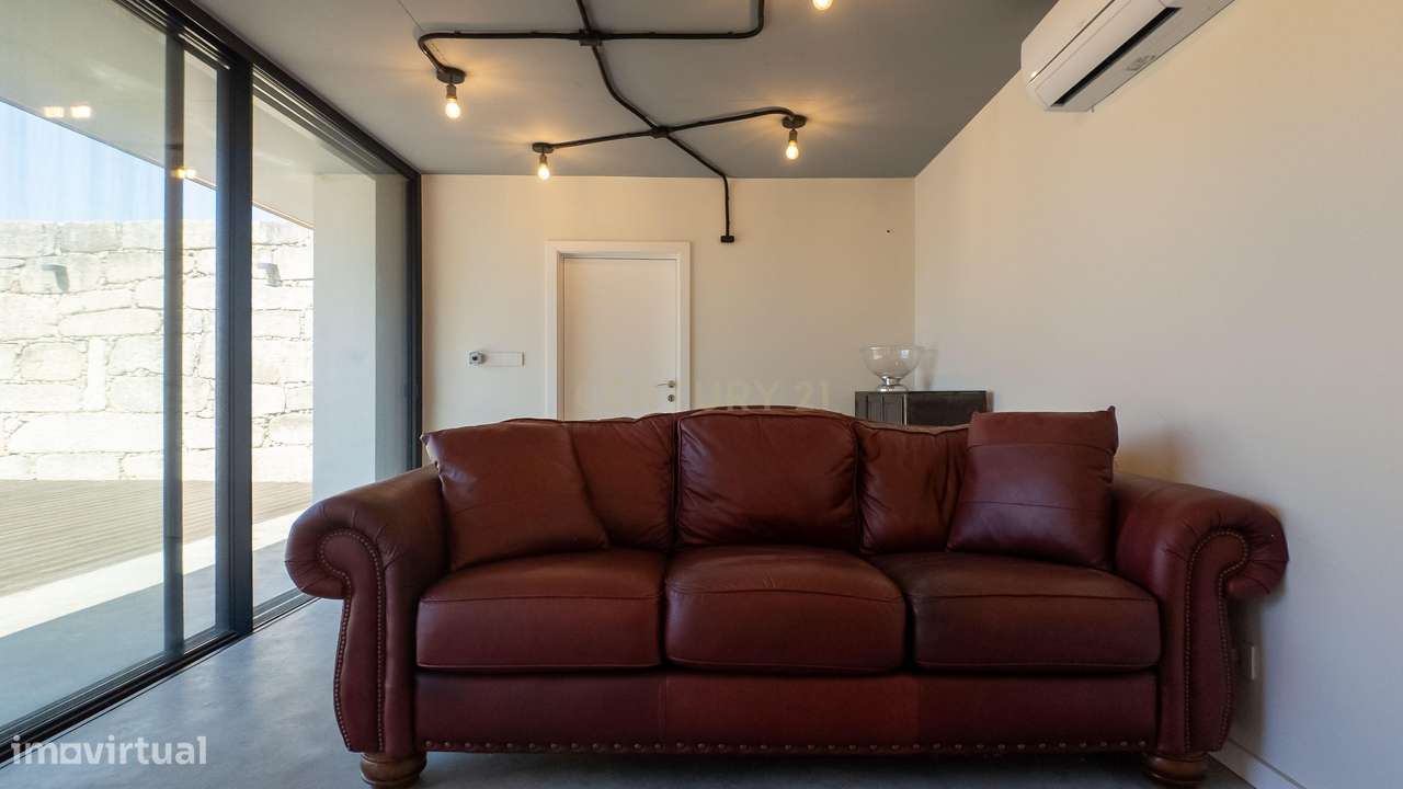 Moradia de Luxo | Construída em 2023 | Design Contemporâneo com Piscin-25