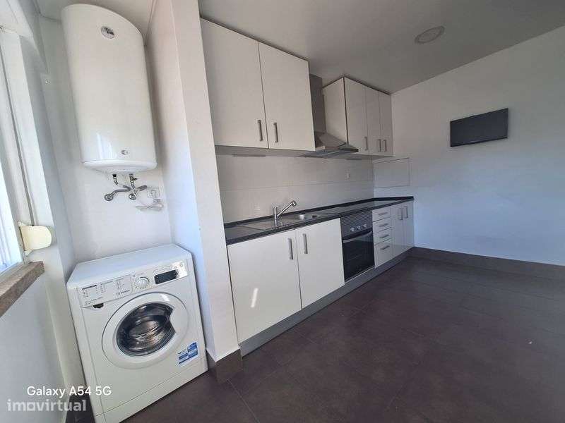 T2 com Cozinha Equipada - Excelente Exposição Solar - Pontinha - Grande imagem: 2/8