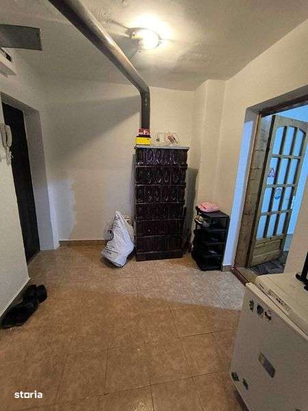 Vand apartament 2 camere balcon inchis magazie lemne geamuri termopane - Imagine principală: 5/7