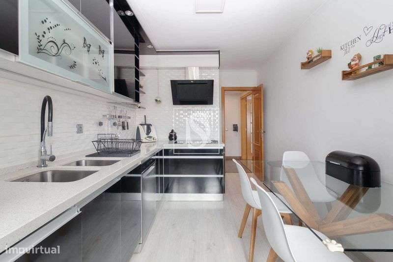 Apartamento T3 / Arrecadação / 2 lugares de Garagem / Terraço - Grande imagem: 4/12